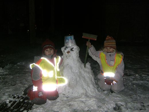 2011_12_05-schneemann-bau Erster Schneemann der Saison