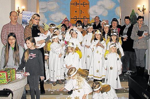 2011_12_20-musical Für die Schlussszene des Musicals versammelten sich fast alle Mitwirkenden im Altarraum der Friedenskirche. Bild: Karl Völkl